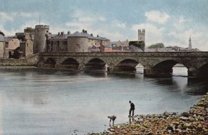 南アイルランド：リムリックのトモンド橋とジョン王の城（カラー写真）