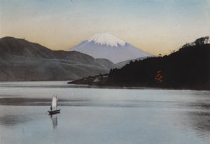 日本、1912年頃。箱根湖からの富士山（写真 作： Photographer Japanese