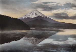 日本、1912年頃。庄司湖からの富士山（写真 作： Photographer Japanese