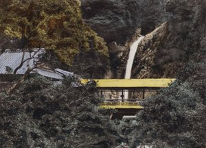 1912年頃の日本。布引の滝は高さ43フィートで、神戸の街はこの滝から水を得ていた（写真）。 作： Photographer Japanese