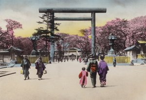 日本、1912年頃。招魂社の巨大なブロンズ鳥居（写真）。 作： Photographer Japanese