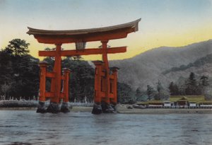 日本、1912年頃。日本三景の一つ、内海に浮かぶ聖地・宮島。12世紀に清盛が建立したとされる寺院がある（写真
