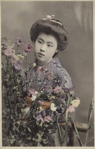 花を持つ日本の少女（カラー写真 作： Photographer Japanese