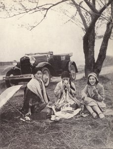 洋服を着てピクニックをする日本人女性（モノクロ写真 作： Photographer Japanese