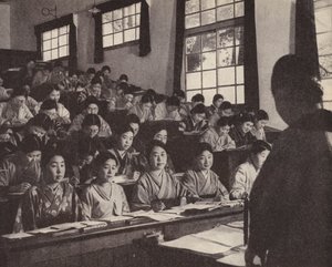 東京の女子大学で最終学年を迎えた若い日本人女性たち（モノクロ写真