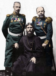 ラスプーチン(Rasputin)として知られるグリゴリー(Grigory) lefimovich Novykh(1869-1916)とフォン・ローマン大尉、プチャーチン王子大佐。(左から右へ。ミハイル・プチャーチン王子、グリゴリー・ラスプーチン、D・ローマン大佐)