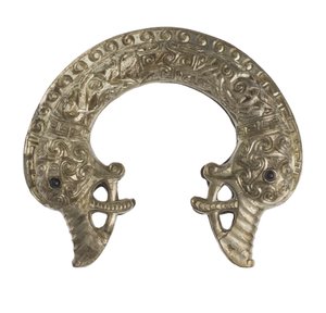 セント・ニニアンズ・アイルの鞘のチェープ（銀・ガラス 作： Pictish