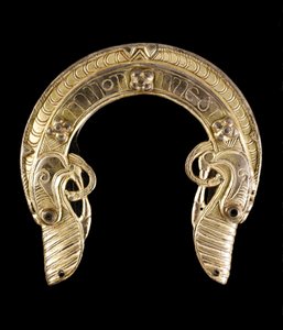 シェトランド諸島の聖ニアンの島の鞘、剣-チャップ 作： Pictish