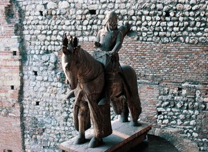 イタリア、ヴェネト州、ヴェローナ、カステルヴェッキオのカングランデⅠ・デッラ・スカラの騎馬像