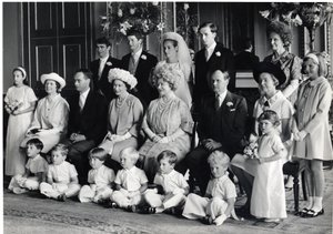 ハーティントン卿とアマンダ、HM.クイーン、クイーン・マザーとの結婚式集合写真（1967年6月28日）（モノクロ写真