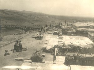 ギリシャ・クレタ島のファイストス宮殿の発掘風景（ルイジ・ペルニエ、フェデリコ・ハルベアー率いるイタリア考古学調査団 作： Blaise Nicolas Le Sueur