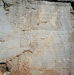 デルフィのアポロン神殿付近の碑文入りの壁（ユネスコ世界遺産 作： Blaise Nicolas Le Sueur