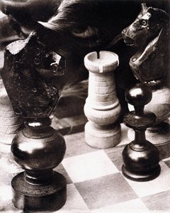 チェスの試合後、1930年頃（オイルプリント） 作： Pierre Dubreuil