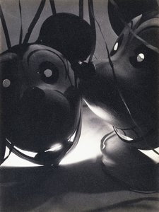 ミッキーマウスの風船、1932年頃（ゼラチンシルバープリント、Gevalux紙） 作： Pierre Dubreuil