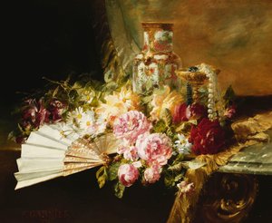 ドレープテーブルにバラ、デイジー、粉彩の花瓶を持つファン 作： Pierre Garnier