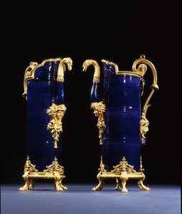 2つの水差し、1767年頃（磁器にブロンズの縁取り