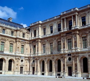 建築：ルーヴル美術館の正方形の中庭の様子。実現したのはピエール・レスコー（1515-1578）。 作： Pierre Lescot