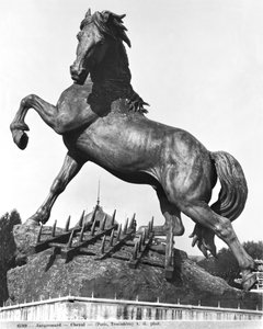 1878年、1878年に万国博覧会のために建設された最初のトロカデロ宮殿の前にあるハローを付けた馬（ブロンズ）
