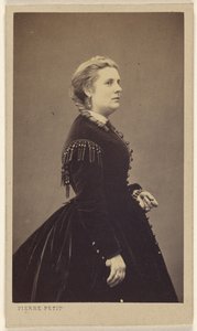 [黒いドレスを着た身元不明の女性、立っている、横顔] 作： Pierre Petit