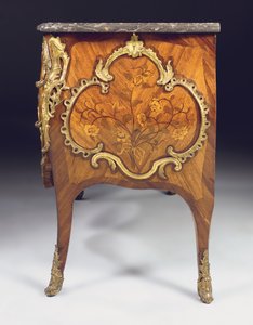 アドリアン・デロームが販売するルイ15世の箪笥（オルモルに取り付けられたチューリップウッド、アマランサス、フルーツウッド、寄木細工）（463008も参照） 作： Pierre Roussel