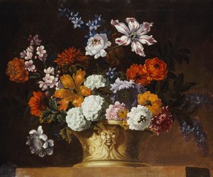 棚の上にある彫刻が施された壺の中のチューリップ、雪玉、その他の花 作： Pieter Casteels