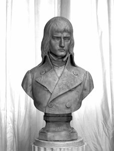1794年、イタリア軍の若き将軍であったナポレオン・ボナパルトの胸像。1888.ピエトロ・フメオによる大理石彫刻。ミラノ、リソルジメント博物館。 作： Pietro Fumeo