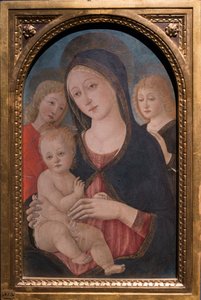 聖母子と天使二人の天使、c.1480（パネルに油彩） 作： Pietro di Francesco degli Orioli