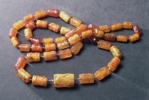 浅浮き彫りで装飾された49個の円筒形のビーズのネックレス、1600年頃（琥珀色） 作： Polish School