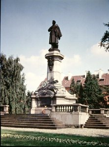 1898年に建立されたアダムミツキェヴィチ（1798〜1855年）の像