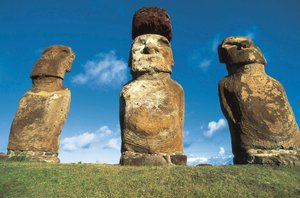 モアイ像、ラパ・ヌイ国立公園、イースター島、チリ 作： Polynesian Polynesian