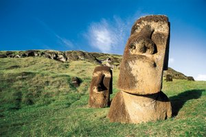モアイ像、ラパ・ヌイ国立公園、イースター島、チリ 作： Polynesian Polynesian