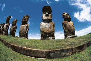 モアイ像、ラパ・ヌイ国立公園、イースター島、チリ 作： Polynesian Polynesian
