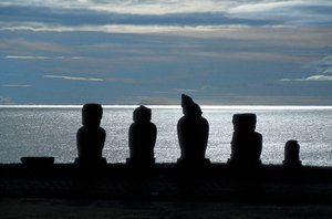 モアイ像、ラパ・ヌイ国立公園、イースター島、チリ 作： Polynesian Polynesian