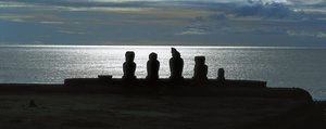 モアイ像、ラパ・ヌイ国立公園、イースター島、チリ 作： Polynesian Polynesian