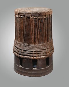 マルケサス諸島のタンブール、パフ（木材とコード） 作： Polynesian Polynesian