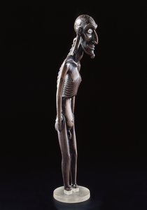 1894年以前にイースター島で発見された、人の形をした木彫りの像（木と黒曜石）。 作： Polynesian School
