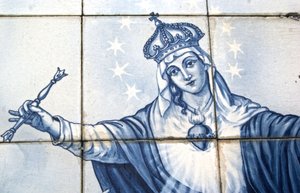 聖母マリアが蛇を踏み潰す様子を描いた装飾パネルの細部、ポルトガル、ラメゴ。1738年（セラミック・タイル 作： Portuguese School