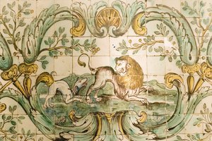 ベレンのパラシオダプライアにある狩猟室のライオンを追いかける犬のタイルを描いたマジョリカ、1680年頃（セラミック） 作： Portuguese School