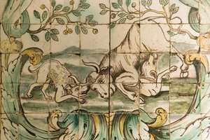 ベレンのパラシオダプライアにある狩猟室の雄牛を攻撃する犬を描いたマジョリカのタイル、1680年頃（セラミック） 作： Portuguese School