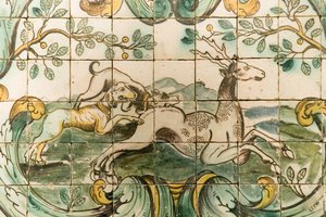 ベレン、パラシオダプライアの狩猟室から鹿を追いかける犬を描いたマジョリカのタイル、1680年頃（セラミック） 作： Portuguese School