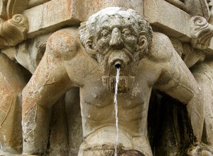 オベリスクの台座に描かれた神話上のアトラス、ポルトガル、ラメゴ1738年（花崗岩 作： Portuguese School
