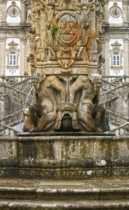 オベリスクの基部にある神話上のアトランティス、ポルトガル、ラメゴ。1738年（花崗岩