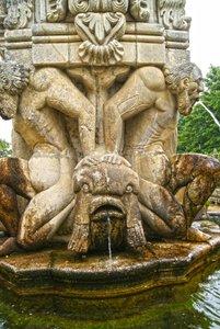 オベリスクの基部にある神話上のアトランティス、ポルトガル、ラメゴ。1738年（花崗岩 作： Portuguese School