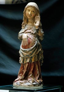 ポルトガルの美術：お腹に手を当てた妊娠中の聖母の表現。ポリクローム石彫