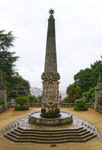 ノッサ・セニョーラ・ドス・レメディオスの聖域（ポルトガル、ラメゴ）のオベリスク。1738年（花崗岩 作： Portuguese School