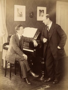 1917年、プラハでのアレクサンダー・ゼムリンスキーとアーノルド・シェーンベルク。 作： Prague . Photo studio Schlosser and