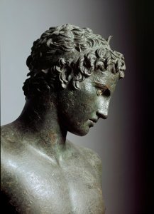 ギリシャ美術。"マラトンの若者"（エフェベ）ヘルメスの10代または若い運動選手の像、詳細-プラクシテレス（紀元前4世紀）が製作したブロンズ彫刻、紀元前330年、Dim.130 cm - アテネ、国立考古学博物館 - マラトンの若者（細部） - 青銅製sc 作： Praxiteles