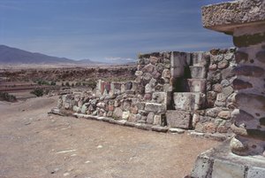 ポストクラシック時代後期の壁に設置された階段 作： Pre Columbian