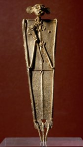 プレコロンビア美術、ムイスカ文明：金製の女性（トゥンジョ）の彫像。15-17世紀。コロンビア、ボゴタ、ムセオ・デ・オロ博物館 作： Pre Columbian