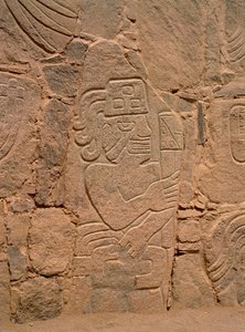 兜をかぶり、棍棒を持った戦士の図（石 作： Pre Columbian Pre Columbian